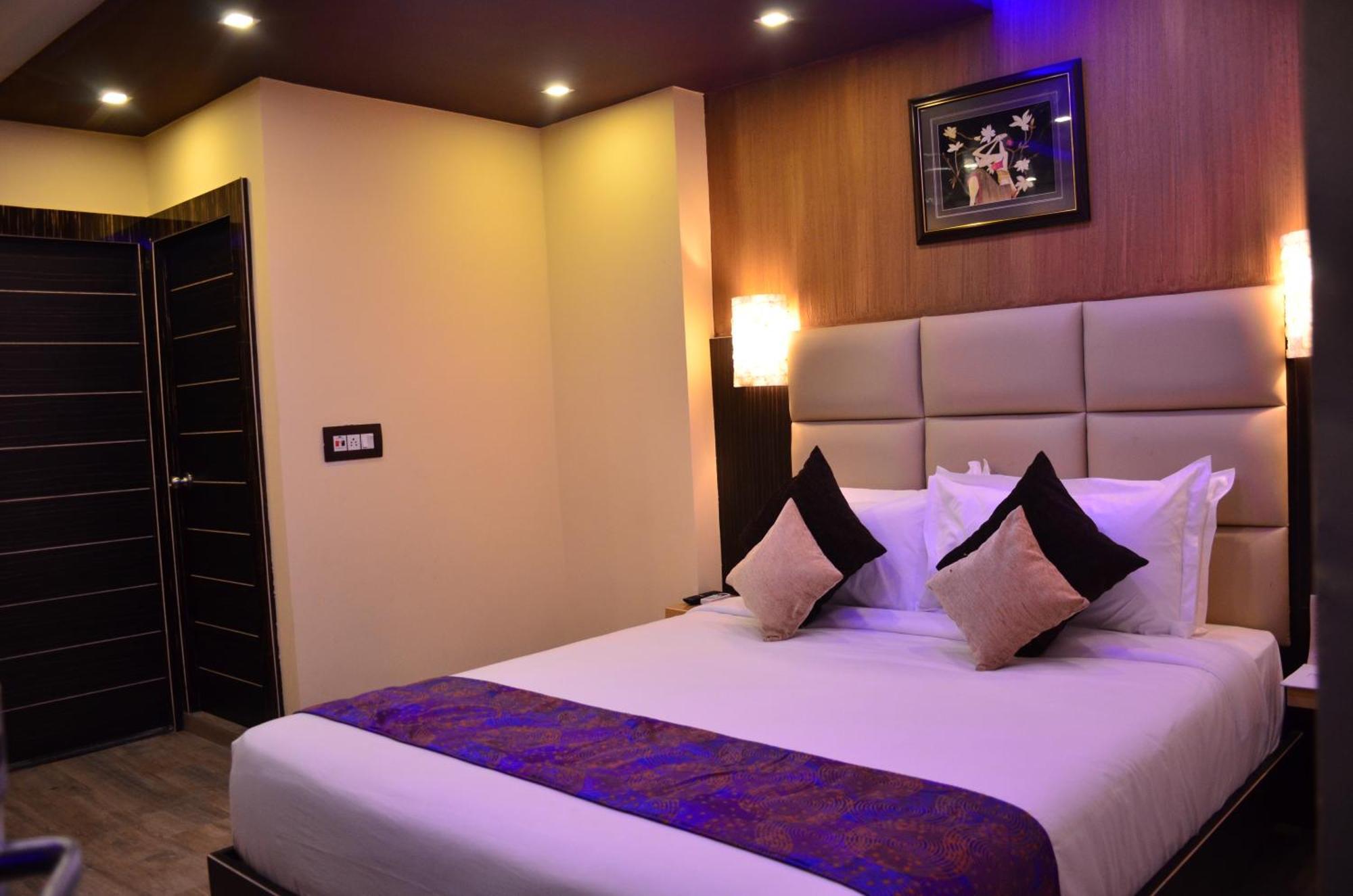 Dolphin Chocolate Inn Chandannagar Buitenkant foto