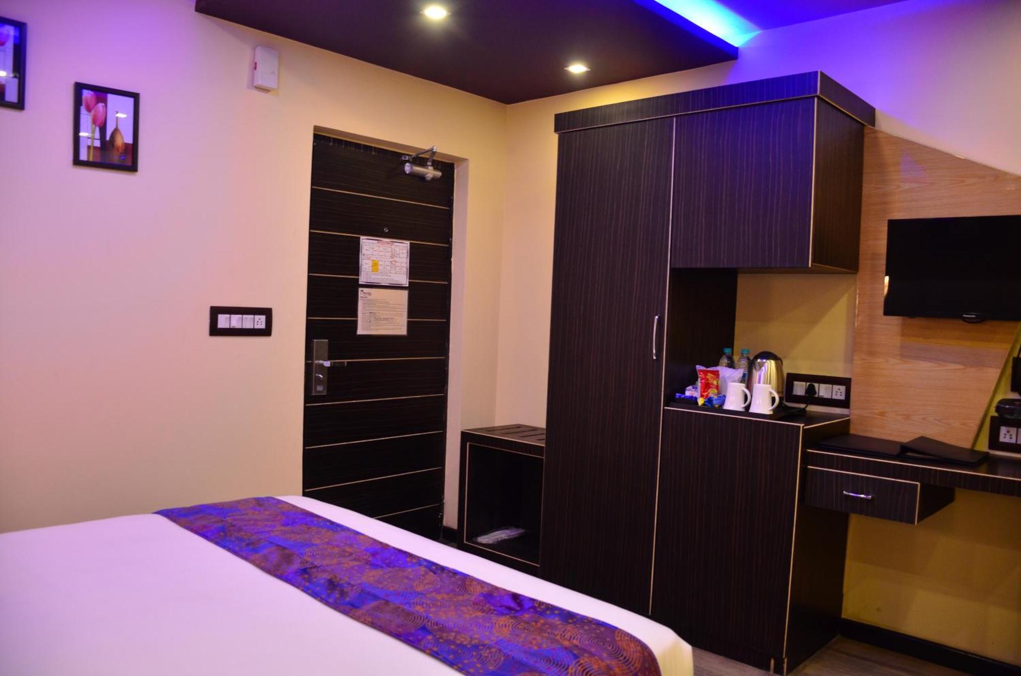 Dolphin Chocolate Inn Chandannagar Buitenkant foto