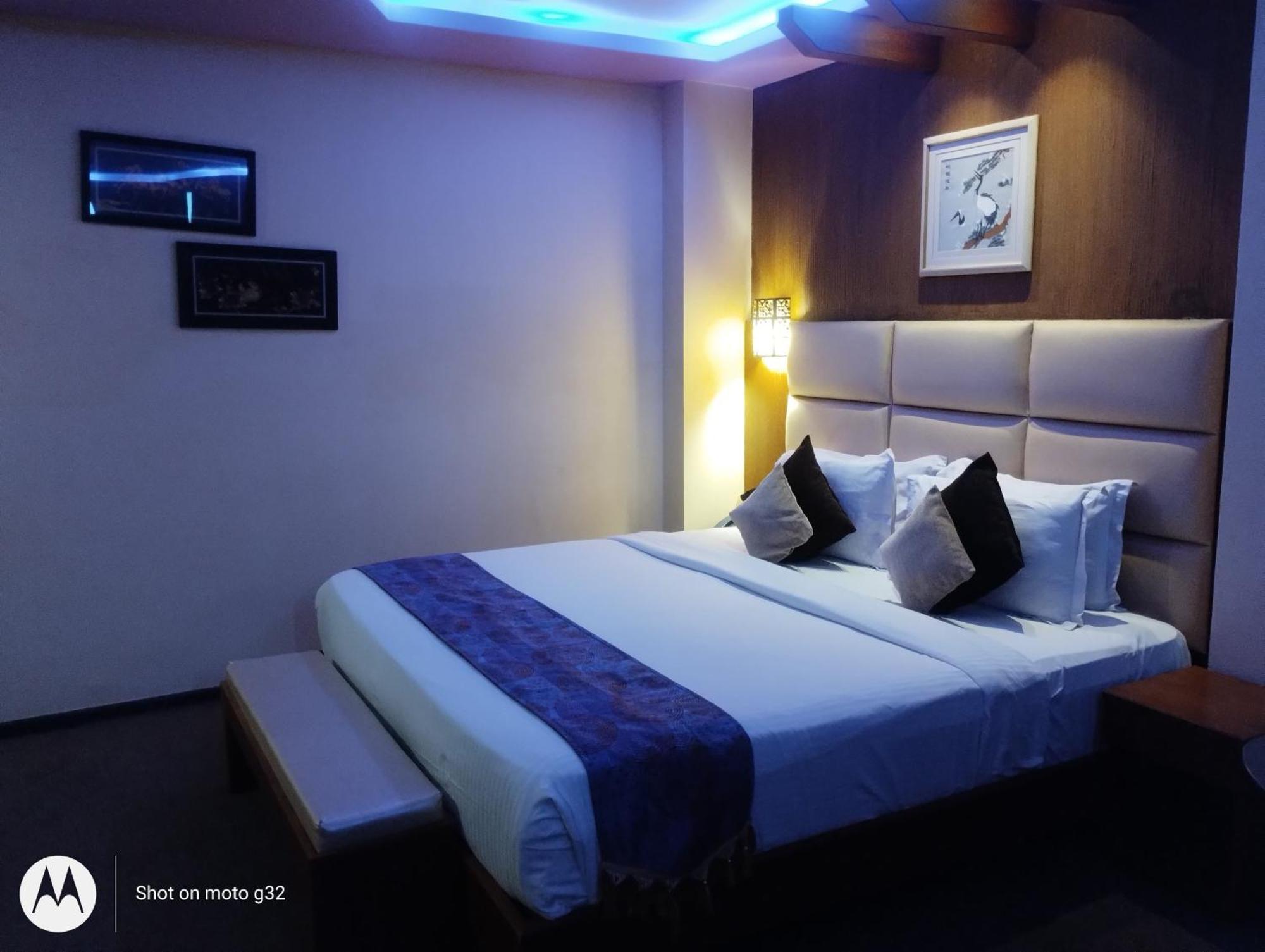 Dolphin Chocolate Inn Chandannagar Buitenkant foto